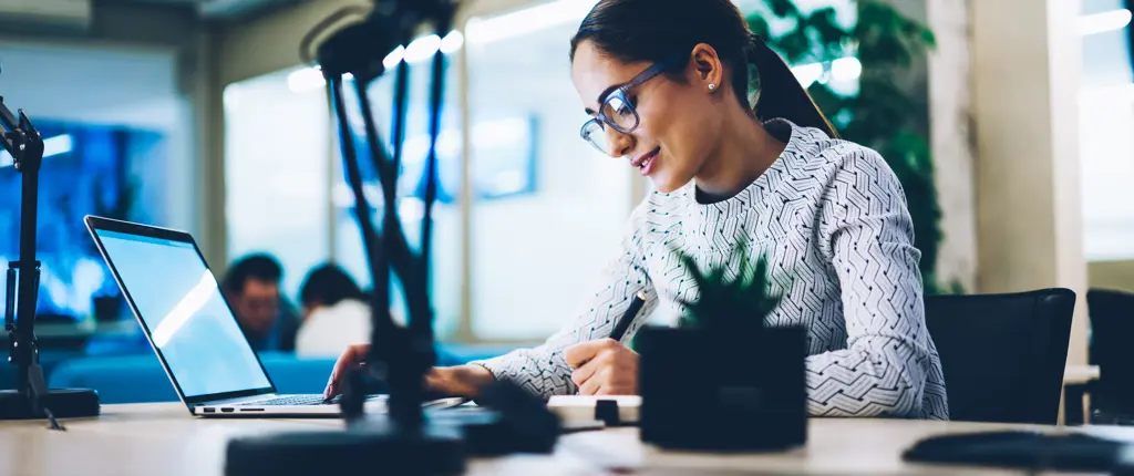 vrouw werkt aan laptop