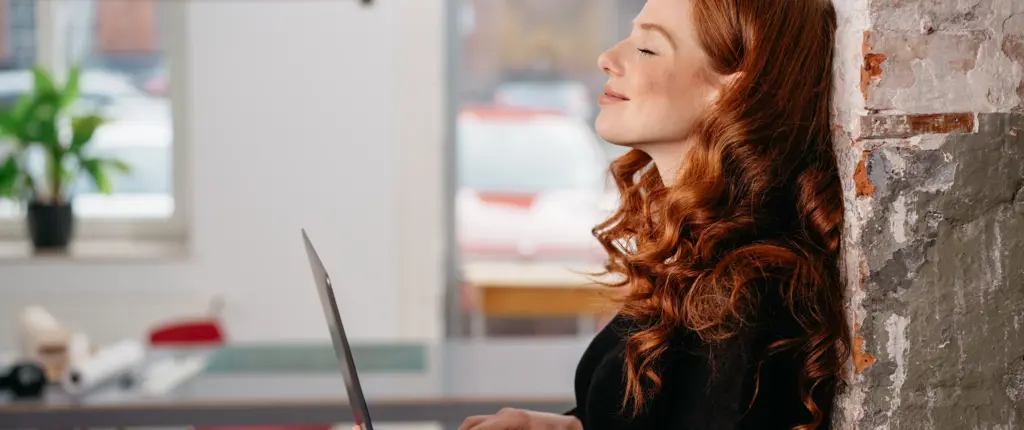 gelukkige vrouw werkt aan laptop