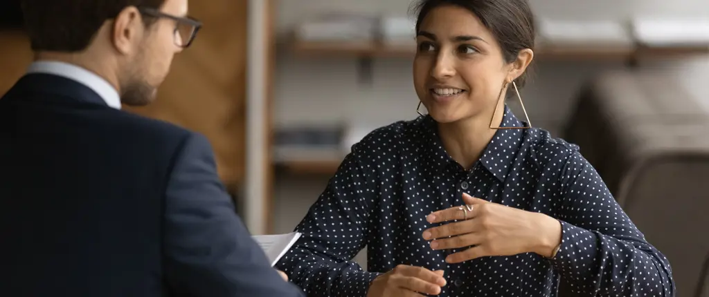 vrouw geeft feedback aan een mannelijke collega