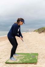 Jolien speelt golf tijdens een teambuilding