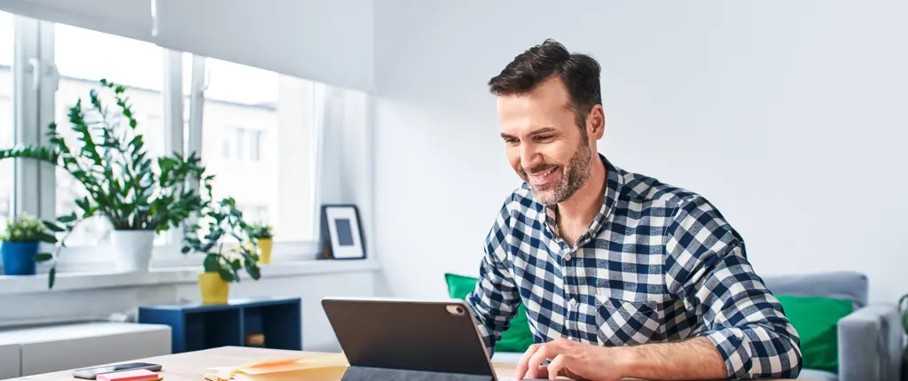 freelancer werkt van thuis uit met een glimlach