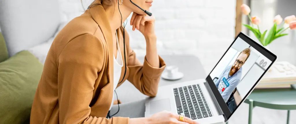femme mène entretien d'embauche avec un candidat sur ordinateur
