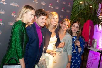 Jolien en haar directe collega's bij een bedrijfsevent